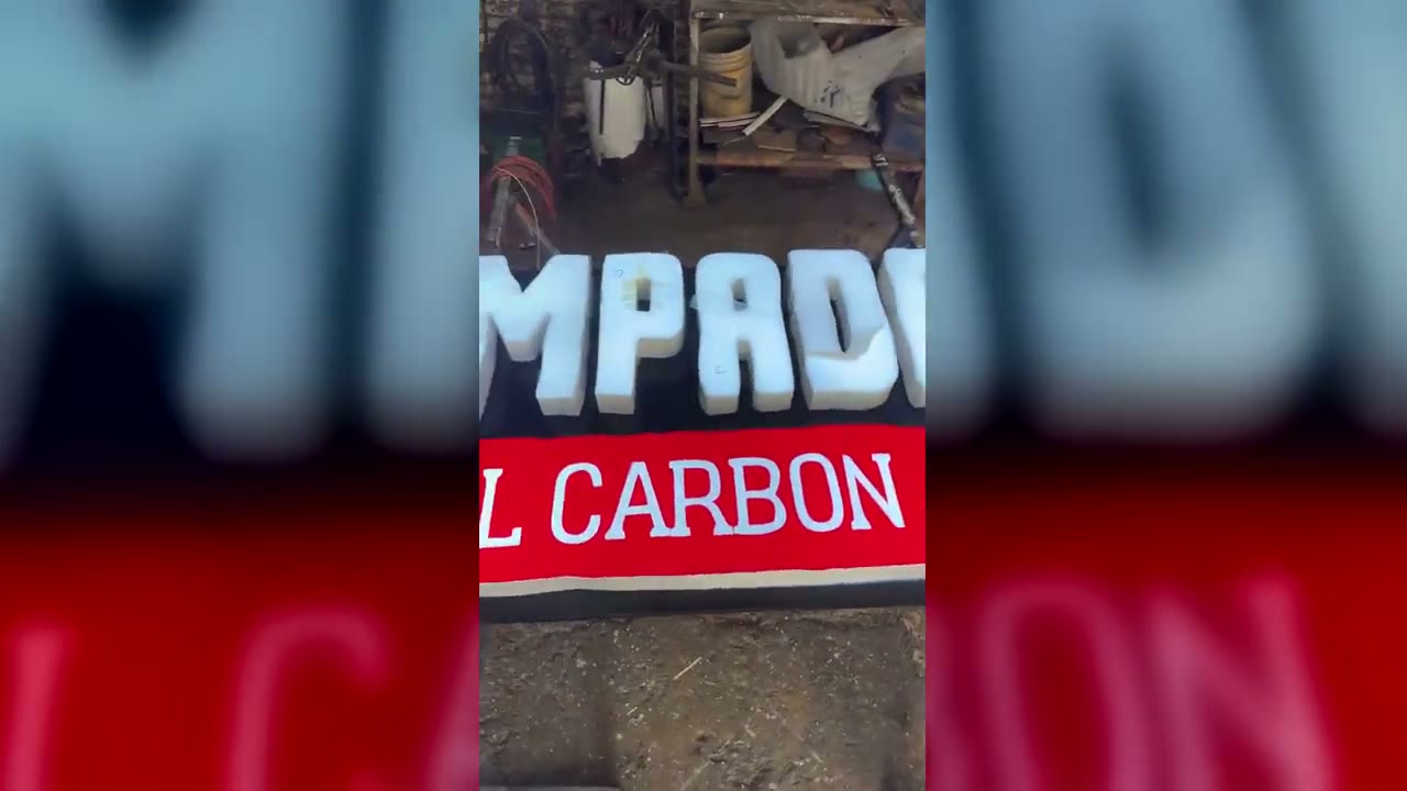 Letras en fabricación en el taller