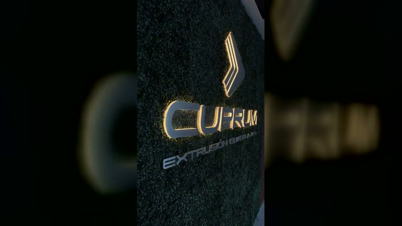 Letras de Cuprum encendidas en la fachada